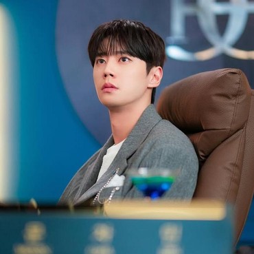 Lee Jun Young Umumkan Wamil lewat Surat untuk Fans, Ditulis hingga 10 Kali Revisi