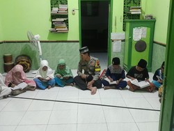 Kisah Pak Bhabin Aipda Jawahir di Rembang Bimbing Ngaji-Baca Gratis Sejak 1994