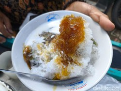 Mencicipi Segarnya Es Cuwing  Suriman di Pasar Jagasatru Cirebon