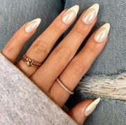 Kuku Chrome Vibrant Wajib Dicoba di Bulan Mei agar Gayamu Makin Stylish