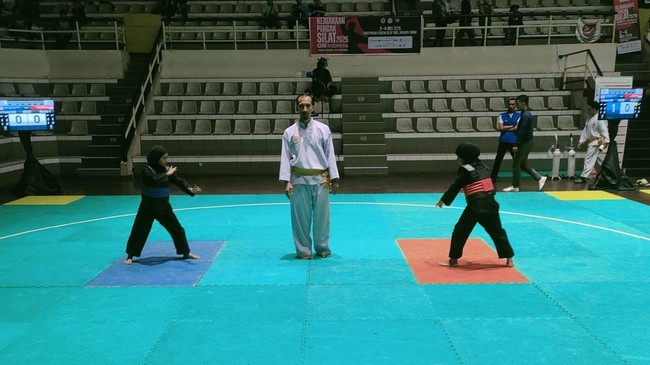 Tangisan dan kebahagiaan menghiasi Kejuaraan Pencak Silat CNN Indonesia Piala Menpora 2025 di Padepokan Pencak Silat Taman Mini Indonesia Indah, Sabtu (3/5).