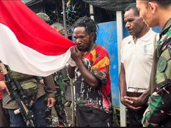 Tinggalkan OPM, Minanggeng Murib Cium Merah Putih dan Berikrar Setia pada NKRI