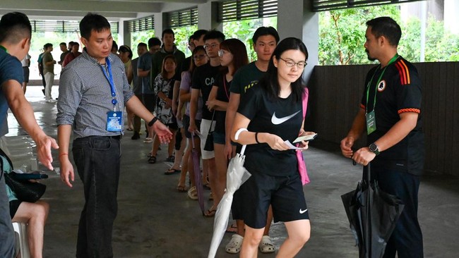 Singapura Gelar Pemilu Hari Ini, Hujan Tak Surutkan Antusiasme Warga Pemilu diikuti 206 calon dari 11 partai dan kandidat independen. Mereka memperebutkan 92 kursi dari 32 daerah pemilihan. PAP diperkirakan masih akan menang.