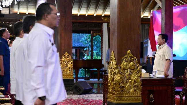Ramai Tambang Raja Ampat, Prabowo Kumpulkan Menteri di Hambalang Presiden Prabowo Subianto mengumpulkan menteri di Hambalang untuk rapat terbatas. Isu penambangan nikel di Raja Ampat menjadi fokus pembahasan.
