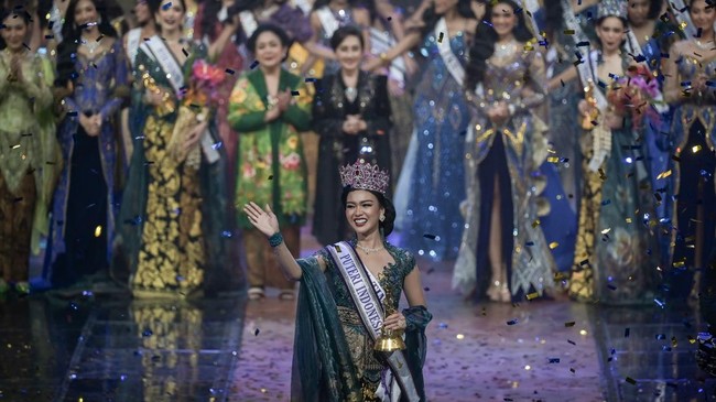 FOTO: Firsta Yuvi Amarta Sabet Gelar Puteri Indonesia 2025