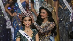 FOTO: Firsta Yuvi Amarta Sabet Gelar Puteri Indonesia 2025