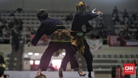 Suasana hari kedua Kejuaraan Pencak Silat CNN Indonesia Piala Menpora 2025 di Padepokan Pencak Silat Taman Mini Indonesia Indah, Jakarta, Sabtu, 2 Mei 2025. Pada sesi awal ini, yang diperlombakan adalah nomor seni tunggal. Setiap atlet diberi waktu t