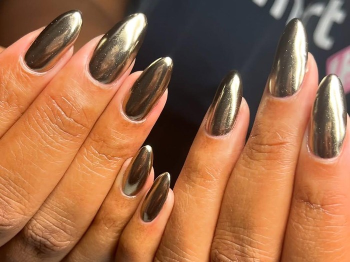 Solid Gold Chrome Nails/ Foto: instagram.com/brownluxenails