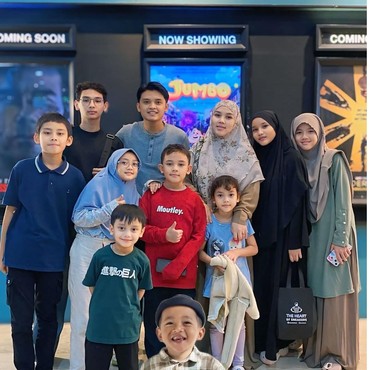 Rawat 9 Anak, Gaya Parenting Dodi Hidayatullah & Ratu Annisa Disorot