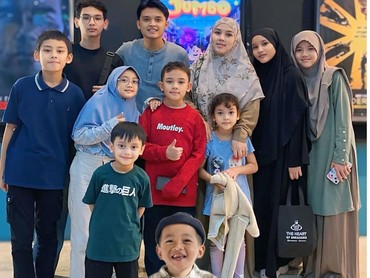 img-title Rawat 9 Anak, Gaya Parenting Dodi Hidayatullah & Ratu Annisa Disorot