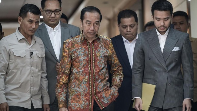Jokowi Diperiksa Bareskrim Hari Ini Sebagai Terlapor Kasus Ijazah Tim hukum memastikan Jokowi akan hadir memenuhi panggilan Bareskrim untuk diperiksa sebagai terlapor kasus dugaan kepemilikan ijazah palsu yang diadukan TPUA.