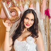 10 Potret Bridal Shower Luna Maya di Shanghai, Momen Seru Bareng Sahabat!