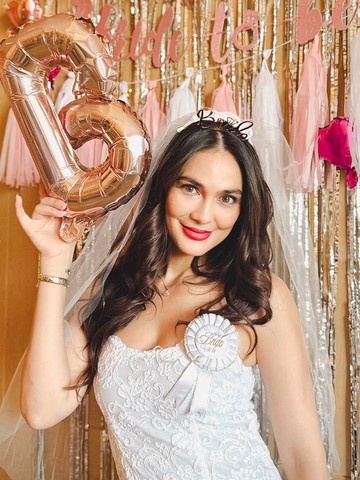10 Potret Bridal Shower Luna Maya di Shanghai, Momen Seru Bareng Sahabat!