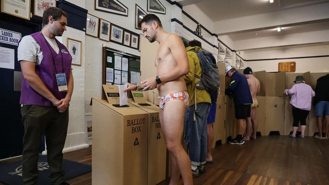 FOTO: Santai, Warga Australia Nyoblos Pemilu Cuma Pakai Baju Renang