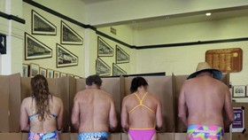 FOTO: Santai, Warga Australia Nyoblos Pemilu Cuma Pakai Baju Renang