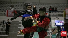 Kejuaraan Pencak Silat CNN Indonesia Piala Menpora 2025 digelar dengan meriah di Padepokan Pencak Silat, Taman Mini Indonesia Indah (TMII), Jakarta, pada Minggu, 4 Mei 2025.   (CNN Indonesia/Adi Maulana Ibrahim)