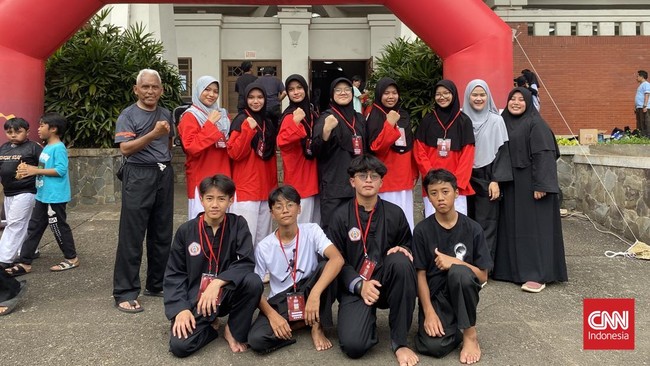 Ujang Rassenoras telah membina atlet muda Pencak Silat sejak 1985. Ia mengatakan pencak silat telah menyelamatkan hidupnya dan hindari kenakalan remaja.
