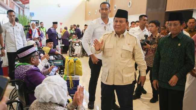 Prabowo Minta Biaya Haji Diturunkan Lagi, Lebih Murah dari Malaysia Prabowo Subianto menginstruksikan jajarannya untuk kembali mengupayakan penurunan biaya haji bagi jemaah Indonesia, lebih murah dari Malaysia.