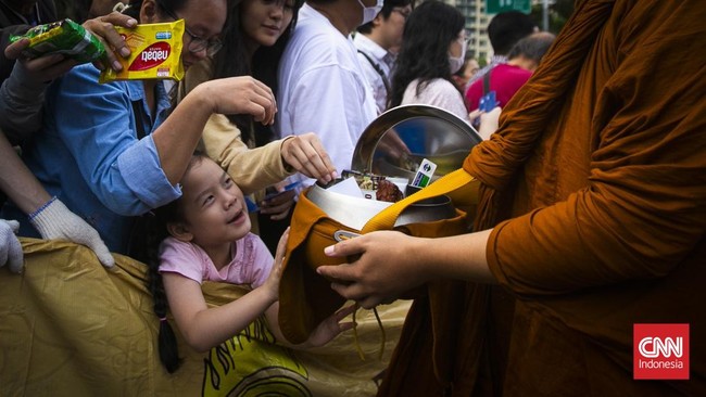FOTO: Ritual Pindapata Jelang Waisak di Kemayoran