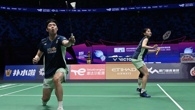 Dejan/Fadia kalah dari pasangan Thailand, sementara Adnan/Indah memulangkan unggulan pertama Indonesia Open 2025.
