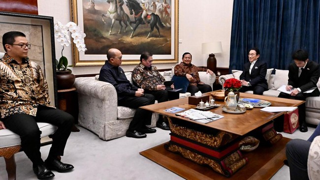 Presiden Prabowo Subianto menjamu Utusan Khusus Perdana Menteri Jepang Fumio Kishida di Kartanegara, Jakarta.