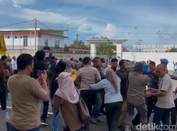 Demo Mahasiswa di DPRD Palopo Ricuh, Massa-Satpol PP Saling Dorong