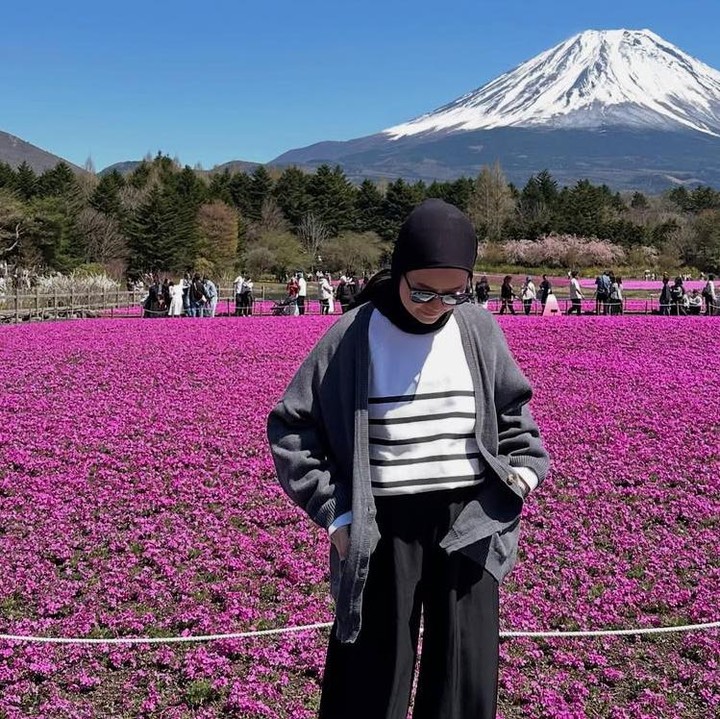 <p>Alca Octaviani sedang menikmati babymoon bersama suaminya Bintang Emon di Jepang. Ia berpose di hamparan bunga berwarna ungu dengan latar belakang pemandangan Gunung Fuji yang indah. (Foto: @alcaoctvn).</p>