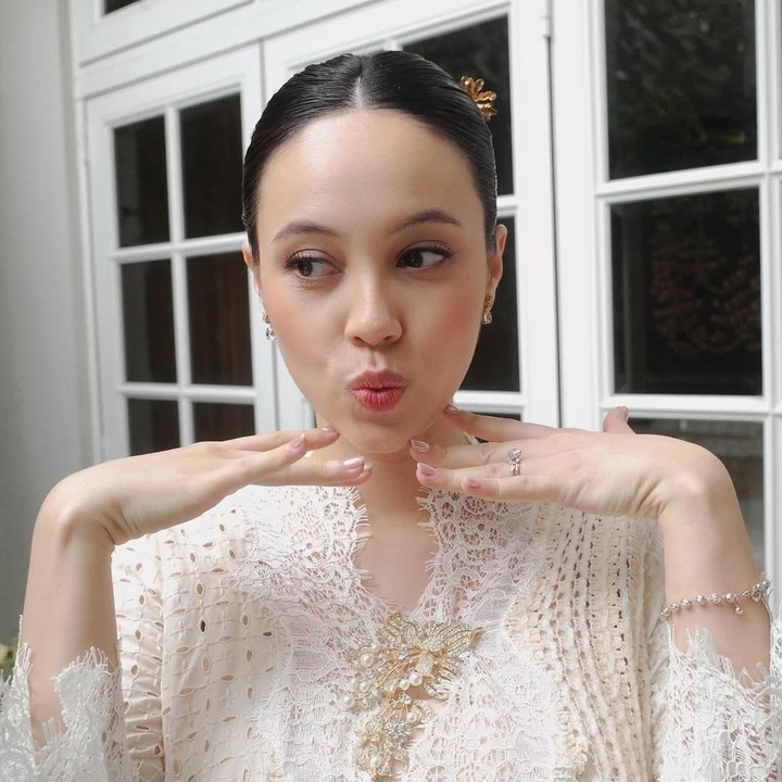 <p>Selain memamerkan gaya berbusanannya, Anggika juga menunjukkan pregnancy glow kehamilan pertamanya ini, Bunda. Perempuan kelahiran Jakarta ini mengenakan riasan yang sederhana, namun tetap terlihat cantik natural. (Foto: Instagram @anggikabolsterli)</p>