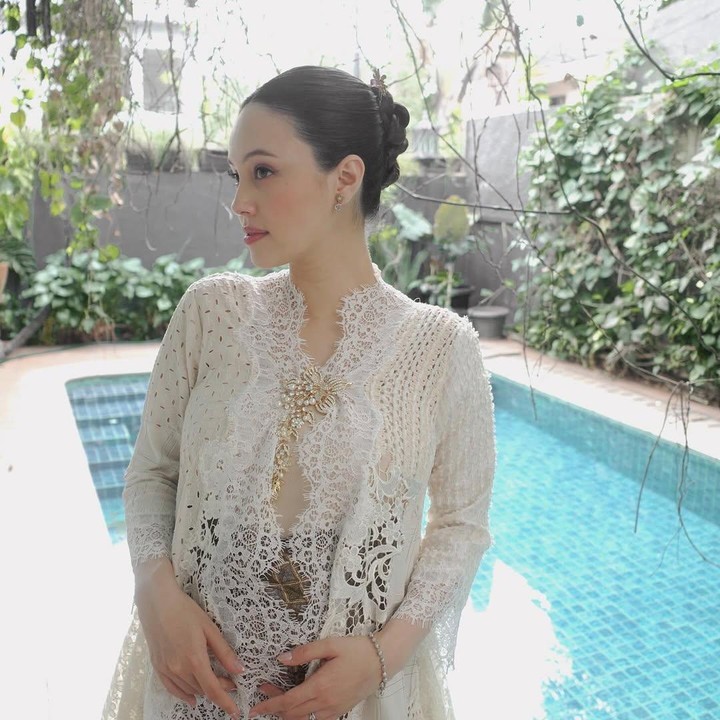 <p>Unggahan terbaru Anggika ini banyak menuai pujian dari netizen. Beberapa di antaranya meninggalkan komentar positif yang memuji paras Anggika yang dibilang makin cantik selama hamil. "Cantik bangettt masya Allah bumill," tulis @zk***. "Vibes cantiknya bumil...masyallah. Terpancar auranya yak," ujar @ch***. (Foto: Instagram @anggikabolsterli)</p>