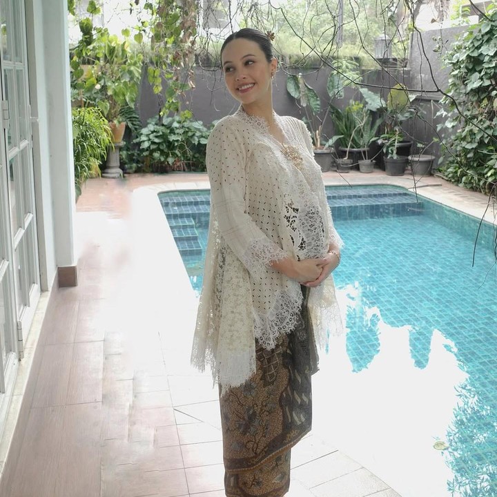 <p>Baru-baru ini, Anggika mengunggah foto-fotonya saat pamer baby bump sambil mengenakan kain kebaya. Perempuan 29 tahun ini terlihat cantik memakai kebaya putih yang dipadukan dengan kain jarik cokelat. "Hari ini kita berkain dan berbahagia," tulisnya di Instagram. (Foto: Instagram @anggikabolsterli)</p>
