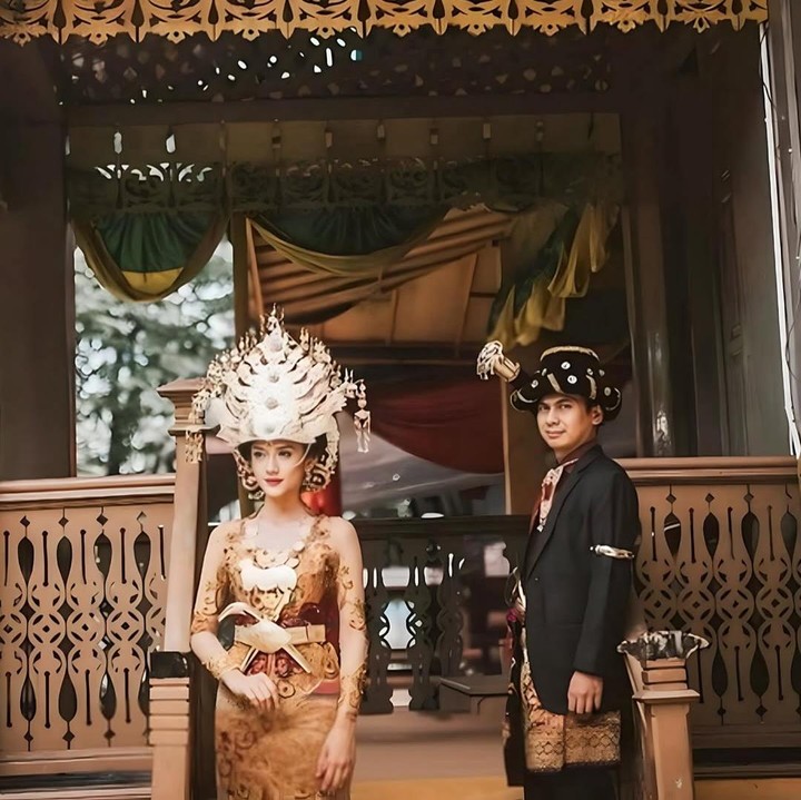 <p>Tidak hanya itu, Anissa juga mengunggah potret pre-wedding ia dan suami mengenakan pakaian adat Sumatera Utara. Romantis banget ya, Bunda! (Foto: Instagram: @anissaaziza)</p>