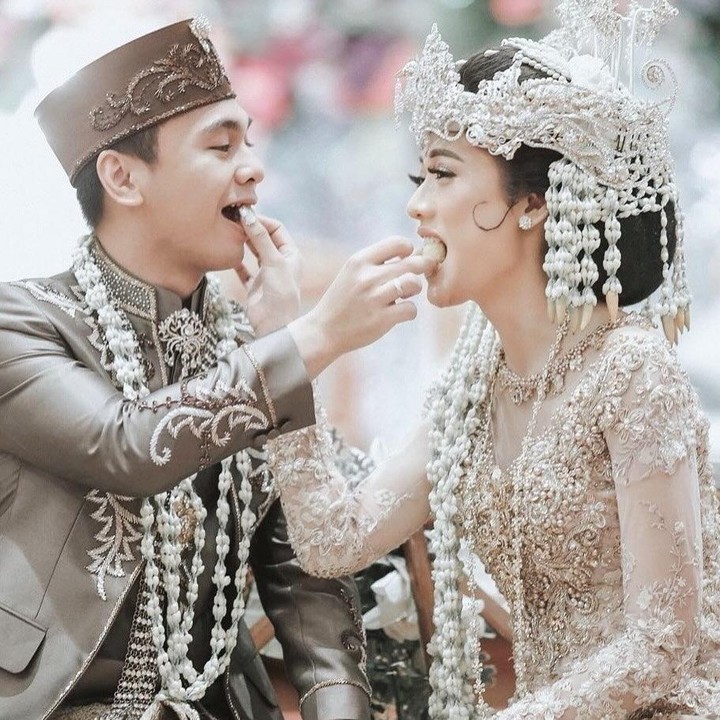 <p>Pada salah satu potret, Anissa membagikan momen pernikahannya bersama Radit, Bunda. Keduanya tampak mengenakan pakaian pengantin nuansa Jawa berwarna cokelat. (Foto: Instagram: @anissaaziza)</p>