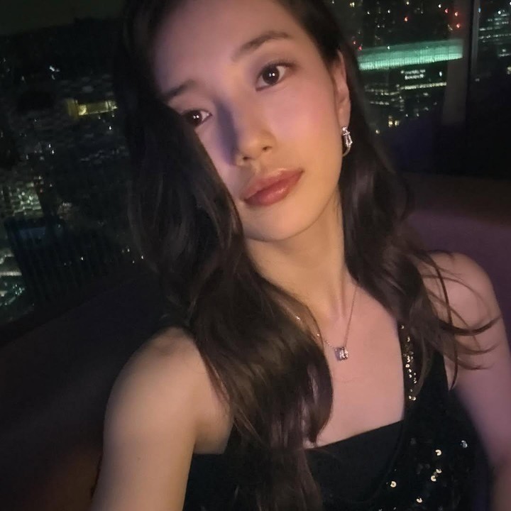 <p>Artis Korea Selatan, Bae Suzy, menunggah foto-foto terbaru yang menampilkan kegiatannya saat ini. Ia menulis dengan caption 근 황 atau kabar terbaru sambil menyertakan emoji 💎🩰🎨 🎬 🎾 🍜💪. (Foto: Instagram @skuukzky)</p>