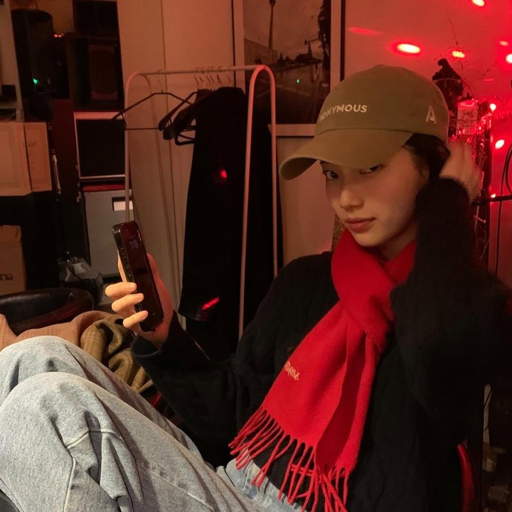 <p>Dalam salah satu foto, Suzy terlihat berada di sebuah ruangan dengan mengenakan syal dan topi. (Foto: Instagram @skuukzky)</p>