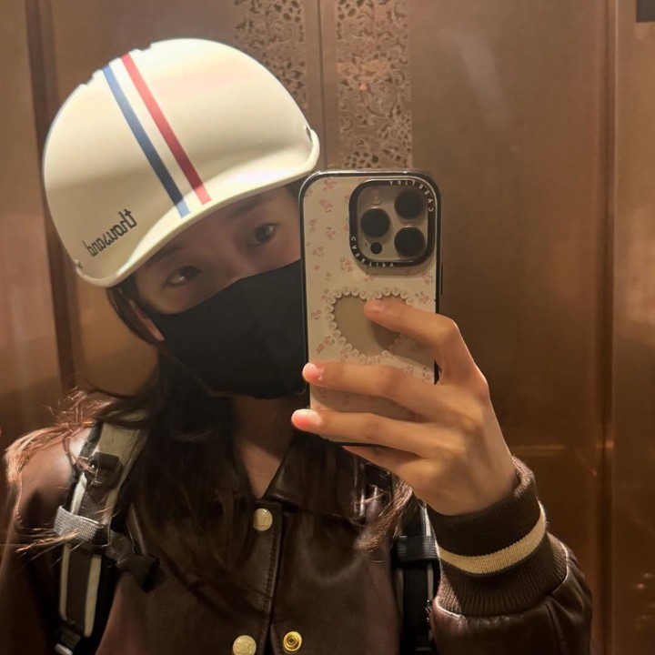 <p>Bae Suzy juga melakukan mirror selfie dengan mengenakan helm, masker, dan jaket cokelat. (Foto: Instagram @skuukzky)</p>