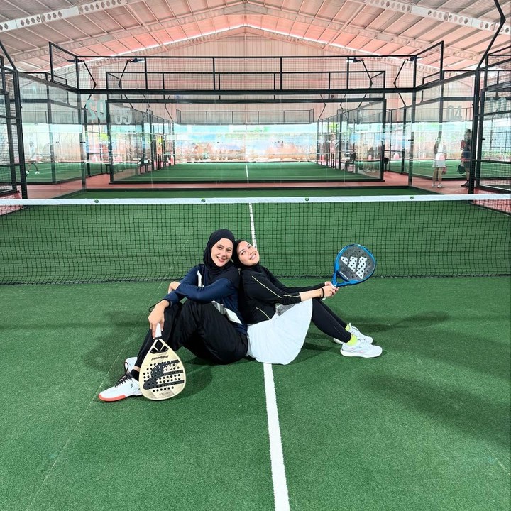 <p>Aktris Tya Ariestya memutuskan untuk ikut olahraga padel guna menjaga kebugaran tubuhnya. Bunda dua anak ini memang dikenal suka olahraga bahkan sebelum menikah. "Olahraga terusssssssss biar sehat, biar kuat," tulisnya. (Foto: Instagram @tya_ariestya)</p>
