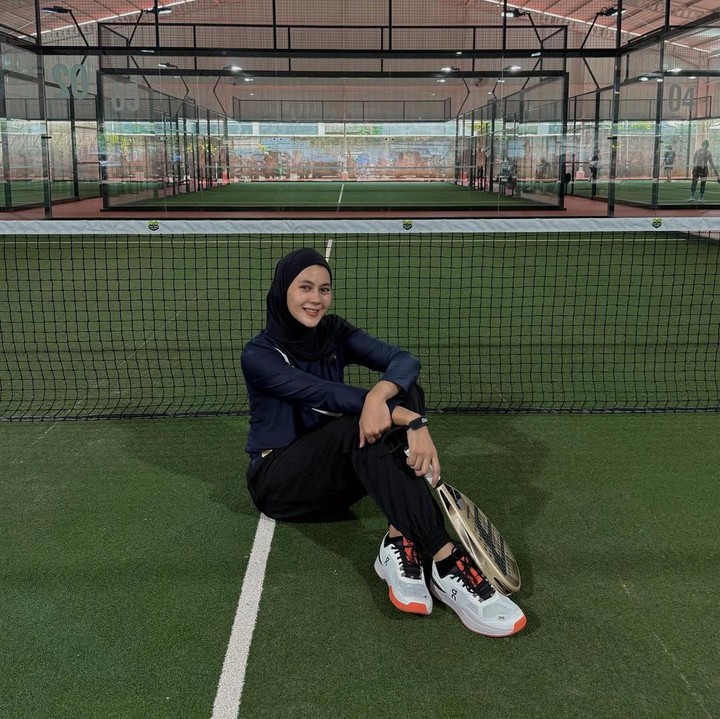 <p>Paula Verhoeven ikut olahraga padel bersama sahabatnya, Tya Ariestya. Paula tampaknya sudah tak asing dengan olahraga padel alias pernah bermain olahraga ini. "Setelah janjian sama @tya_ariestya dari sekian lama, akhirnya aku ikutan main padel lagii," ungkap Paula. (Foto: Instagram @paula_verhoeven)</p>