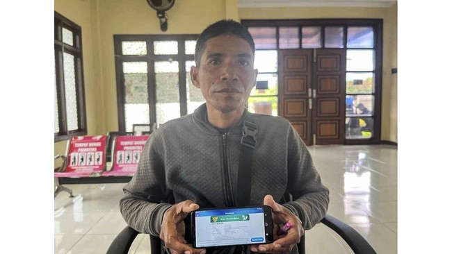 Bagi Julius Wuarlima asal Kabupaten Kepulauan Tanimbar, Maluku, sangat penting untuk memastikan keluarganya terlindungi oleh Program JKN.