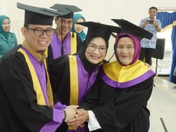 Bupati OKU Pimpin Wisuda 75 Lansia, Bukti Semangat Belajar Tak Kenal Usia