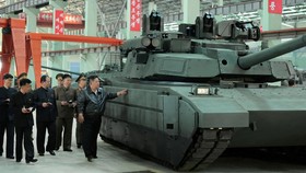 FOTO: Kim Jong Un Pamer Kecanggihan Produksi Tank Buatan Korut