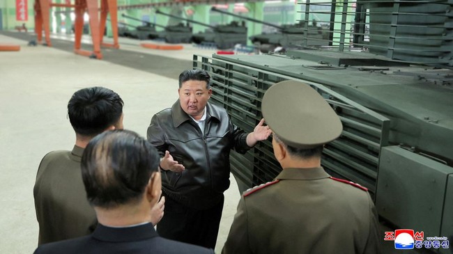Kim Jong Un sidak pabrik tank canggih Korut, bangga kecanggihan tank buatan lokal.