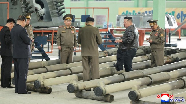 Warga Korut Susupi Ratusan Perusahaan buat Setor Uang ke Kim Jong Un Ribuan warga Korut disebut menyusup ke perusahaan negara-negara Barat untuk bekerja secara remote, diduga untuk memberikan uang ke Kim Jong Un.