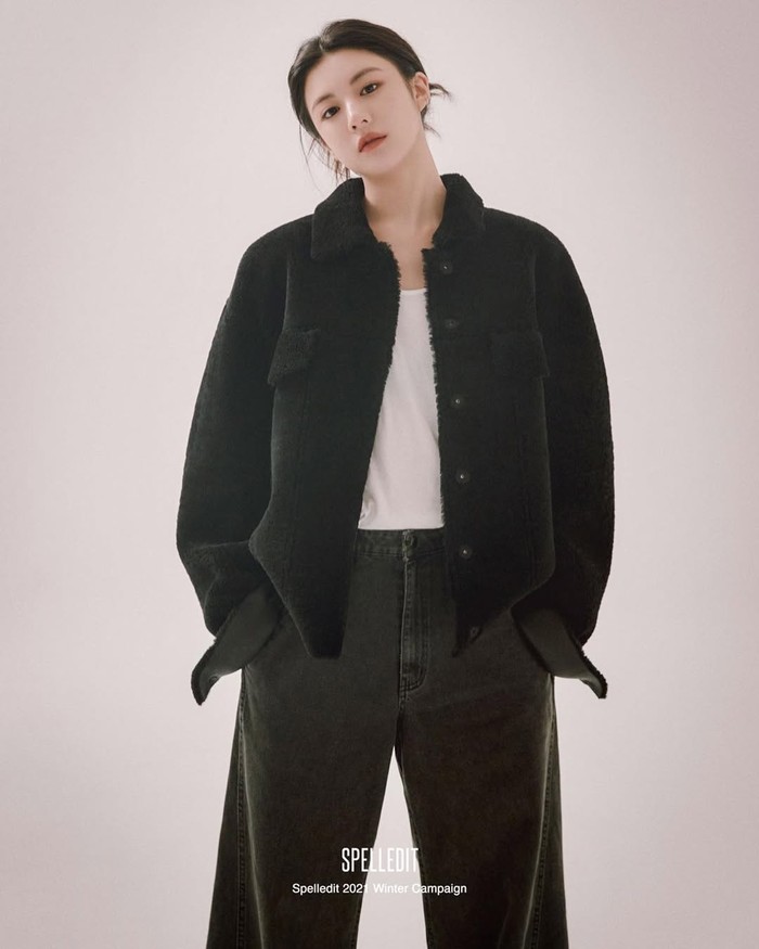 Cocok digunakan untuk pergi ke daerah yang lebih dingin, kamu bisa meniru gaya Go Youn Jung dengan menggunakan kaus putih yang di mix dengan furry jacket hitam dan baggy jeans berwarna yang sama./ Foto: Instagram.com/goyounjung