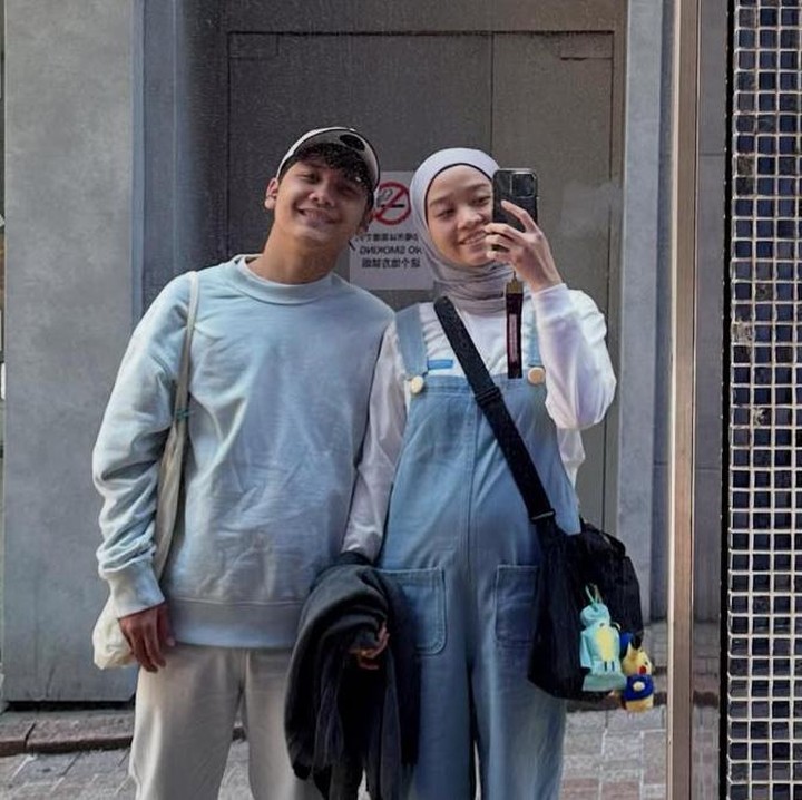 <p>Dalam potret liburannya, Alca Octaviani juga memperlihatkan perutnya yang sudah terlihat membesar saat melakukan <em>mirror selfie</em> dengan suami. Ia juga tampak bahagia menikmati liburan di 'Negeri Sakura' bersama suami tercinta. (Foto: @bintangemon).</p>