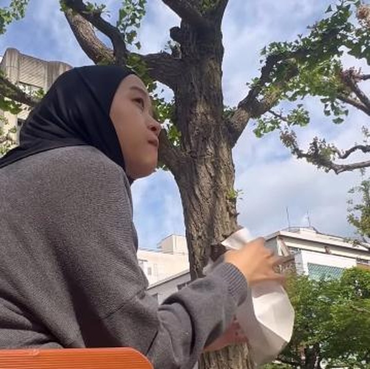 <p>Di samping itu, Alca juga memperlihatkan dirinya sedang <em>me time</em> dengan makan donat di bawah pohon. Sembari duduk di kursi, Alca benar-benar menikmati liburannya di Jepang. (Foto: @alcaoctvn).</p>