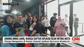 VIDEO: Diiming-Imingi Uang, Warga Daftar Aplikasi Scan Retina Mata