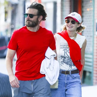 Gigi Hadid Rayakan Ultah Bareng Bradley Cooper, Cincin di Jari Manis Jadi Sorotan