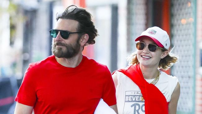 Gigi Hadid Rayakan Ultah Bareng Bradley Cooper, Cincin di Jari Manis Jadi Sorotan
