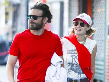 Gigi Hadid Rayakan Ultah Bareng Bradley Cooper, Cincin di Jari Manis Jadi Sorotan