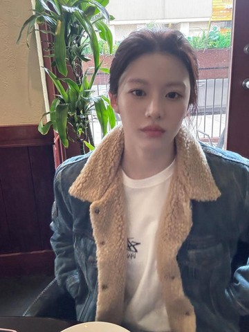 Kerap Bergaya Tomboy, Ini 7 Potret OOTD Aktris Cantik Go Youn Jung yang Bisa Jadi Inspirasi